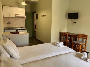 Letto o letti in una camera di KASTRO AGGELIKI
