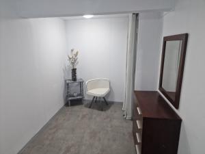 una stanza con specchio e sedia di Apartamento bonito en Arnedo ad Arnedo