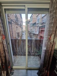una porta scorrevole in vetro con vista su una strada di Apartamento bonito en Arnedo ad Arnedo