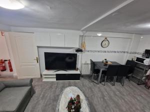 un soggiorno con TV e tavolo con sedie di Apartamento bonito en Arnedo ad Arnedo