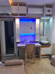 une cuisine avec une table et une chaise dans une pièce dans l'établissement Sagar Royale, à Purî