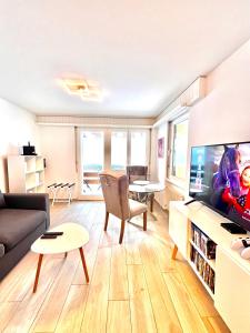 TV a/nebo společenská místnost v ubytování Sandrina - Studio lumineux et rénové