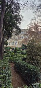 ein großes Gebäude in der Ferne mit Bäumen und Sträuchern in der Unterkunft City center Apartment 14 in Baku