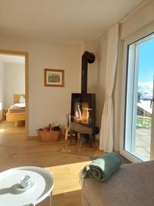 a living room with a fireplace and a couch at Ferienwohnung CAMANABODA in Camanaboda