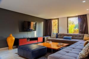 a living room with a couch and a table at Atelier Loft Oliver Palm Resort in Marrakesh