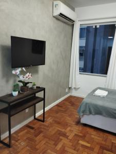 Giường trong phòng chung tại Kitnet na Princesa Isabel no 5 andar