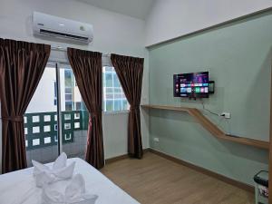 TV a/nebo společenská místnost v ubytování Lub Nai Hostel