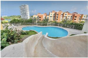 Bazén v ubytování Luxury Apartment with Ocean Views nebo v jeho okolí