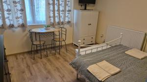 Postel nebo postele na pokoji v ubytování Double room cozy nights in a spacious room