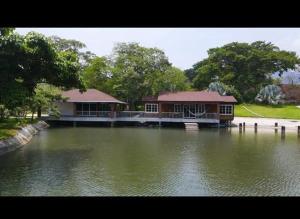 a building on a river with a house at La Isla Ipala in San Isidro