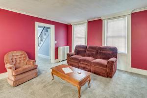 1 Block to Downtown Adrian Spacious Home! 휴식 공간