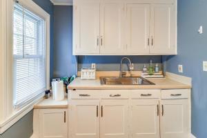 1 Block to Downtown Adrian Spacious Home! 주방 또는 간이 주방