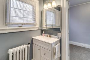 1 Block to Downtown Adrian Spacious Home! 욕실