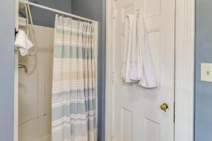1 Block to Downtown Adrian Spacious Home! 욕실