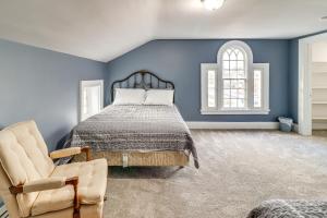 1 Block to Downtown Adrian Spacious Home! 객실 침대