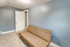 1 Block to Downtown Adrian Spacious Home! 휴식 공간