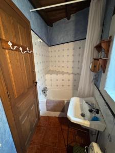 a small bathroom with a sink and a tub at Alma de Villuercas CR-CC-0070 in Cabañas del Castillo +16 photos