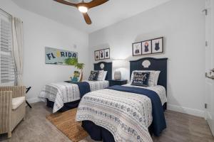 Un dormitorio con dos camas con sábanas azules y blancas. en Tequila Sunrise, en Bradenton 43 fotos más