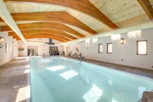 Bazén v ubytování Game Room, Media Room and Pool Luxe Villa in Craig! nebo v jeho okolí