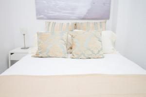 A bed or beds in a room at C57 - Spacious and Bright Apartment