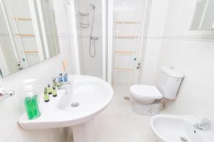 A bathroom at C57 - Spacious and Bright Apartment