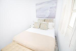 A bed or beds in a room at C57 - Spacious and Bright Apartment