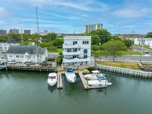 dos barcos están atracados en un muelle en el agua en DO with AC 3 Suites Waterfront Marina Home, en Atlantic City