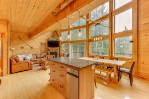 Kuchyň nebo kuchyňský kout v ubytování Grizzly Tower Packwood Cabin with Hot Tub!