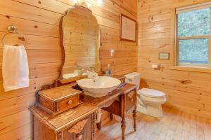 Koupelna v ubytování Grizzly Tower Packwood Cabin with Hot Tub! + 34 fotografií
