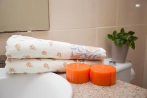 two candles sitting on top of a counter in a bathroom at Apartment Núria in Bellreguart