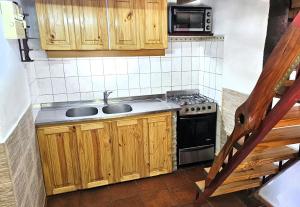 Casa con PILETA al borde del RIO的厨房或小厨房