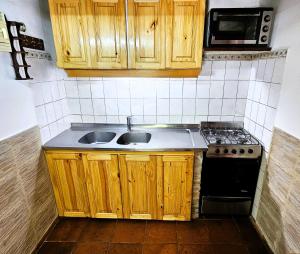 Casa con PILETA al borde del RIO的厨房或小厨房