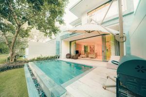 Bazén v ubytování "BRG GOLF CLUB" - Danang Private Pool Villa 3 Bedrooms #2 nebo v jeho okolí