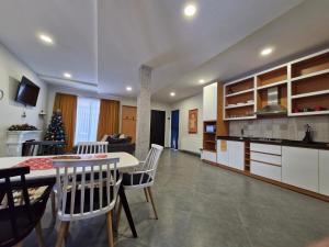 Kuchyň nebo kuchyňský kout v ubytování Greenfield Bakuriani