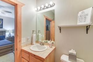een badkamer met een wastafel en een spiegel bij Patio and Mountain Views Central Grand Lake Condo! in Grand Lake +16 foto's