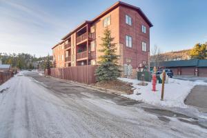 een lege straat voor een bakstenen gebouw bij Patio and Mountain Views Central Grand Lake Condo! in Grand Lake