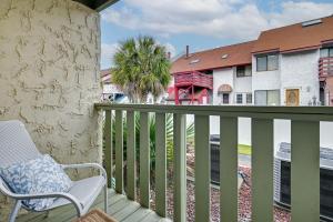 Cozy Myrtle Beach Getaway 1 Block to Ocean!的阳台或露台