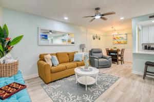 Cozy Myrtle Beach Getaway 1 Block to Ocean!的休息区