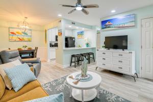 默特尔比奇Cozy Myrtle Beach Getaway 1 Block to Ocean!的带沙发和电视的客厅