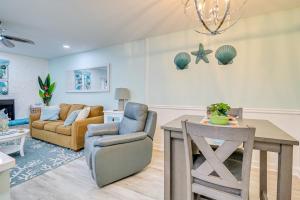 Cozy Myrtle Beach Getaway 1 Block to Ocean!的休息区