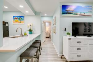 Cozy Myrtle Beach Getaway 1 Block to Ocean!的电视和/或娱乐中心