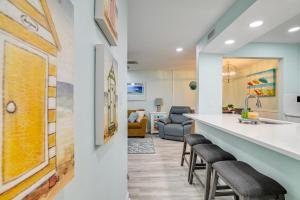 Cozy Myrtle Beach Getaway 1 Block to Ocean!的休息区