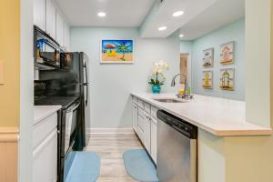 Cozy Myrtle Beach Getaway 1 Block to Ocean!的厨房或小厨房