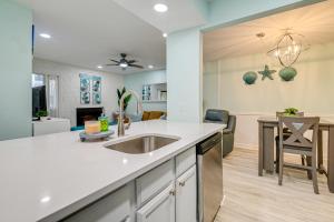 默特尔比奇Cozy Myrtle Beach Getaway 1 Block to Ocean!的相册照片