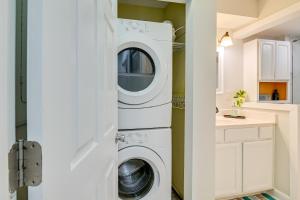 Cozy Myrtle Beach Getaway 1 Block to Ocean!的厨房或小厨房