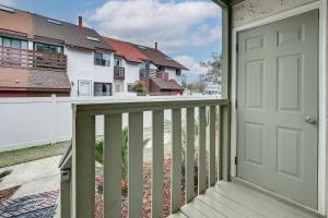 Cozy Myrtle Beach Getaway 1 Block to Ocean!的阳台或露台