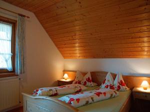 1 dormitorio con 2 camas y techo de madera en Haus Schlageter, en Dachsberg im Schwarzwald