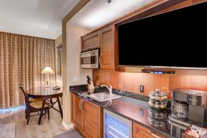 Kuchyň nebo kuchyňský kout v ubytování Luxury Studio MGM Signature Best Location Lazy River No Resort Fee