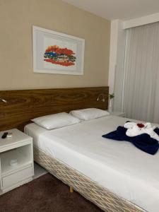 a bedroom with two beds and a nightstand and a bed sidx sidx at V919 Flat Aconchegante excelente localização in Brasília +17 photos