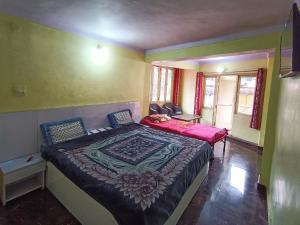 奈尼塔尔JK Guest House的房间里有一张床的卧室